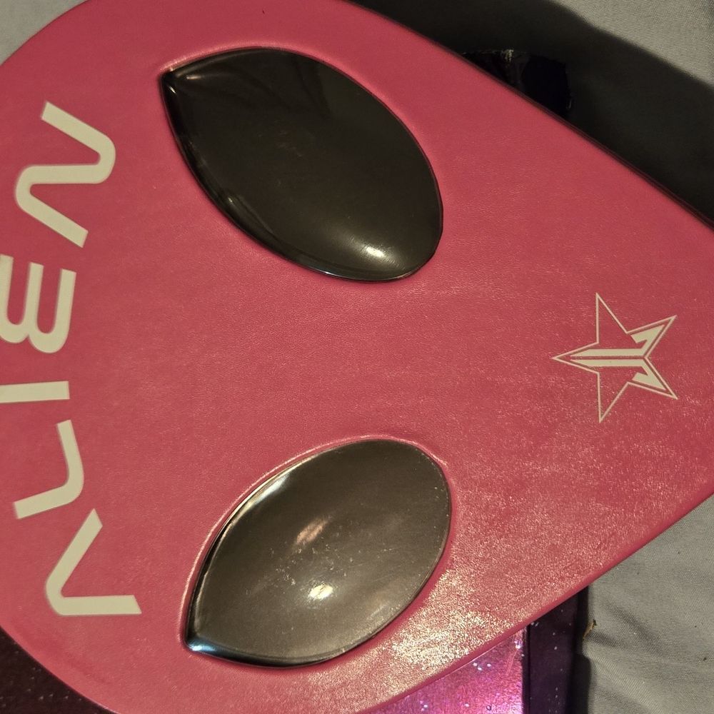 Jeffree Star Pink and Black Eyeshadow Palette